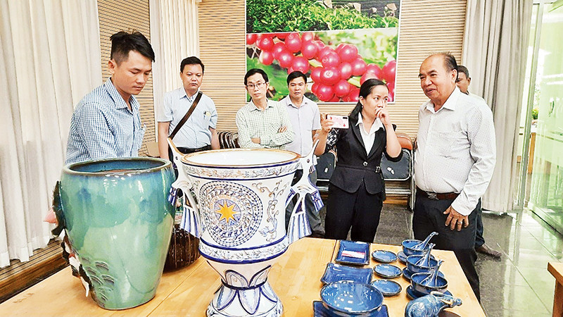 Các đại biểu tham quan các sản phẩm hàng thủ công mỹ nghệ được trưng bày tại Trường Chính sách công và Phát triển nông thôn, Quận 1, Thành phố Hồ Chí Minh.