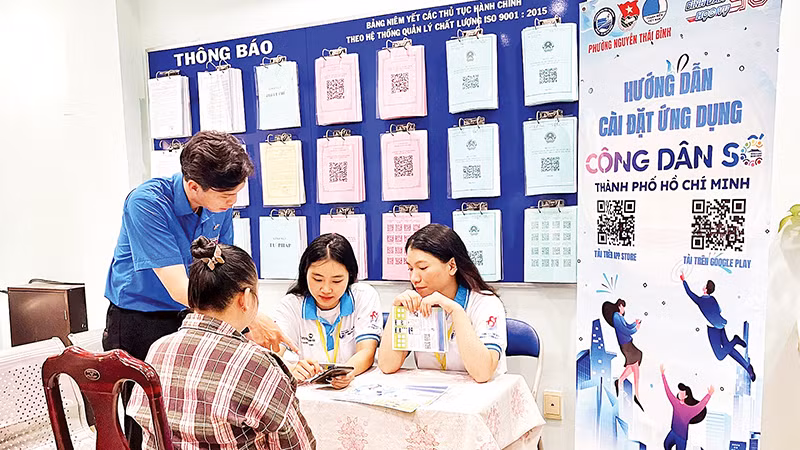 Các bạn trẻ hướng dẫn người dân Quận 1 cài đặt và sử dụng ứng dụng “Công dân số Thành phố Hồ Chí Minh”.