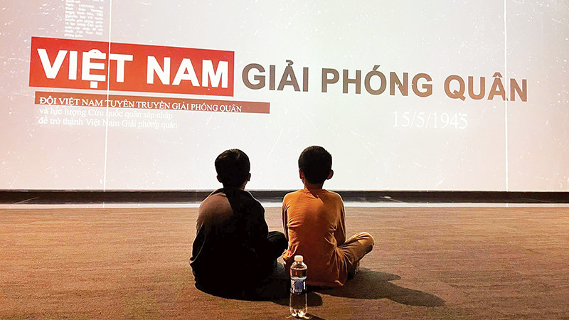 Học sinh Trường tiểu học thực hành Nguyễn Tất Thành xem phim tài liệu tại Bảo tàng Lịch sử quân sự Việt Nam.