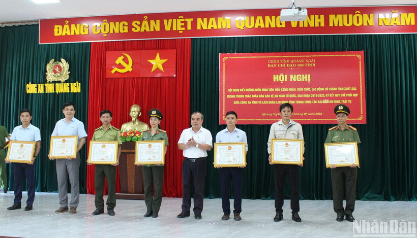 Trao tặng Bằng khen của Ủy ban nhân dân tỉnh Quảng Ngãi cho các tập thể và cá nhân, đã có thành tích xuất sắc trong công tác xây dựng phong trào toàn dân bảo vệ an ninh Tổ quốc, giai đoạn 2018-2023. 