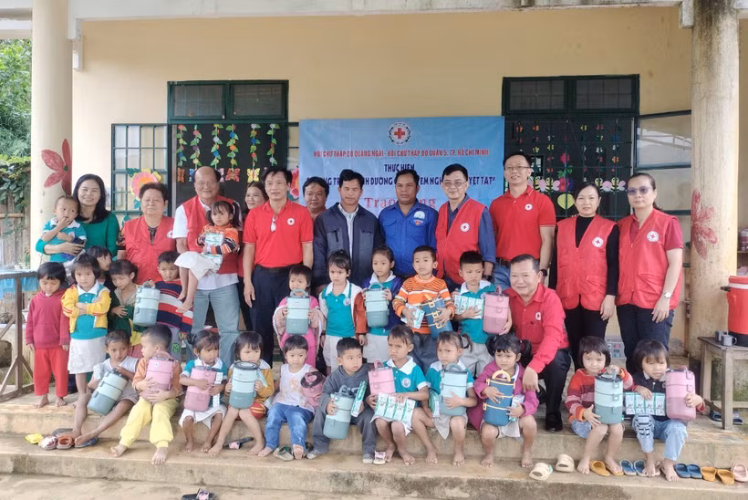 Trao tặng sữa góp phần cải thiện dinh dưỡng cho trẻ em nghèo miền núi Quảng Ngãi. 