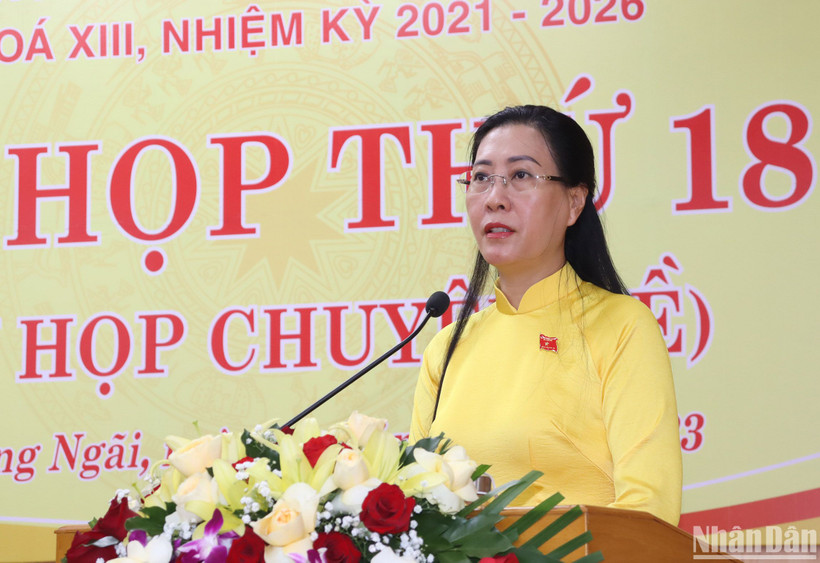 Đồng chí Bùi Thị Quỳnh Vân, Ủy viên Trung ương Đảng, Bí thư Tỉnh ủy, Chủ tịch Hội đồng nhân dân tỉnh Quảng Ngãi phát biểu tại kỳ họp. 