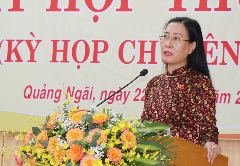 Bí thư Tỉnh ủy, Chủ tịch Hội đồng nhân dân tỉnh Quảng Ngãi Bùi Thị Quỳnh Vân phát biểu tại kỳ họp.