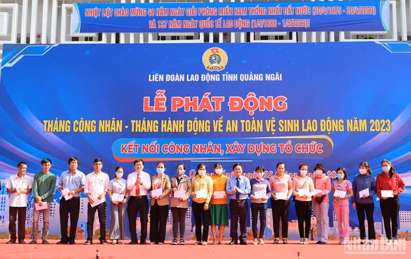 Lãnh đạo tỉnh Quảng Ngãi và Liên đoàn lao động tỉnh Quảng Ngãi tặng quà cho cho công nhân, người lao động có hoàn cảnh khó khăn. 
