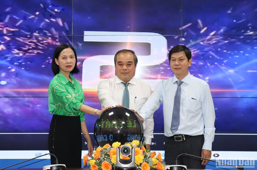 Lãnh đạo tỉnh Quảng Ngãi và các sở, ngành thực hiện nghi thức phát động phong trào chuyển đổi số. 
