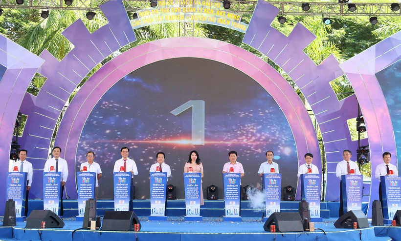 Ấn nút khai mạc Hội chợ triển lãm sản phẩm tiêu biểu của doanh nghiệp các tỉnh Tây Nguyên-Duyên hải miền trung và Thành phố Hồ Chí Minh năm 2023.