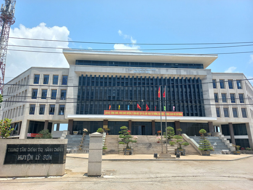 Sau 2 năm 6 tháng đi vào khai thác, đến nay, dự án Trung tâm Chính trị-Hành chính huyện Lý Sơn chưa thể bàn giao và quyết toán hoàn thành dự án.