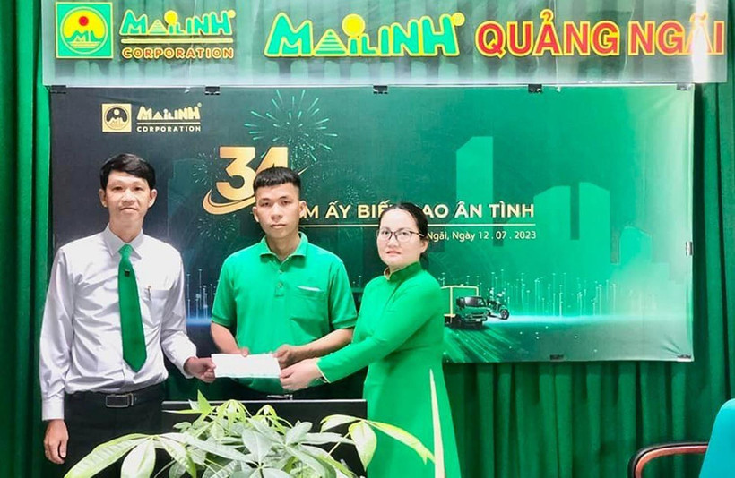 Bí thư Chi bộ và Công đoàn Công ty Mai Linh Quảng Ngãi tuyên dương, khen thưởng tài xế Đặng Văn Nghiêm. (Ảnh: Công ty Mai Linh Quảng Ngãi cung cấp). 