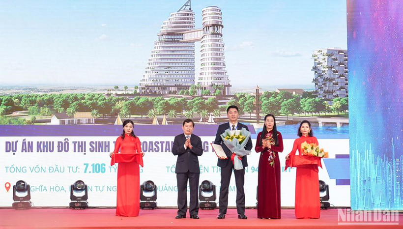 Lãnh đạo tỉnh Quảng Ngãi trao quyết định chủ trương đầu tư, chấp thuận nhà đầu tư cho đại diện lãnh đạo Công ty TNHH đầu tư kinh doanh bất động sản NHSLAND.