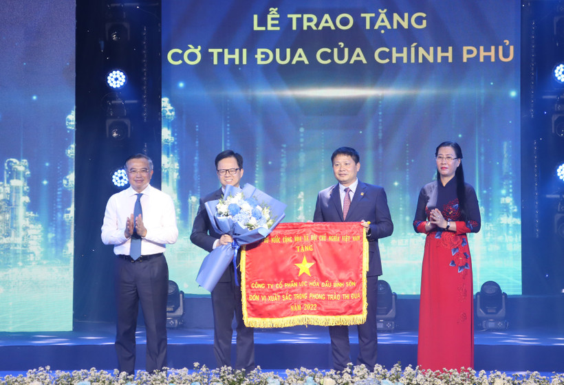 Lãnh đạo Tập đoàn Dầu khí Việt Nam và tỉnh Quảng Ngãi trao Cờ thi đua của Chính phủ cho lãnh đạo BSR. 