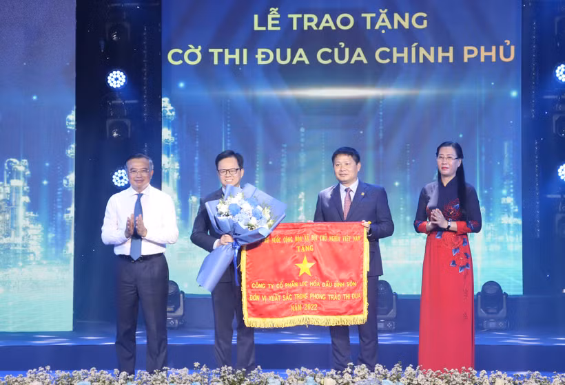 Lãnh đạo Tập đoàn Dầu khí Việt Nam và tỉnh Quảng Ngãi trao Cờ thi đua của Chính phủ cho lãnh đạo BSR. 