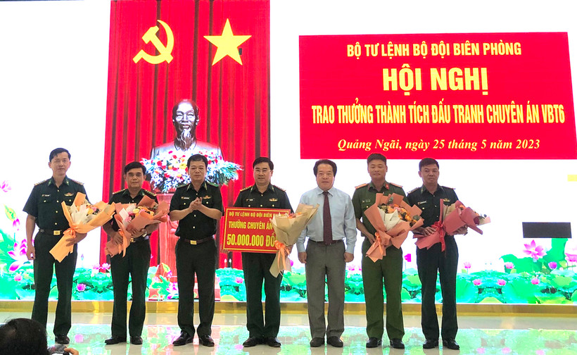 Lãnh đạo Bộ đội Biên phòng và Ủy ban nhân dân tỉnh Quảng Ngãi trao số tiền thưởng 50 triệu đồng cho các đơn vị tham gia chuyên án VBT6. 