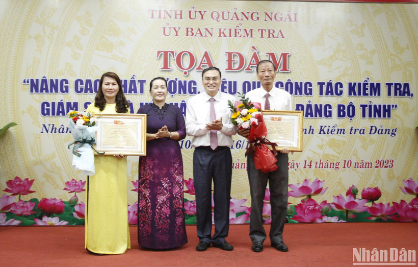 Trao Bằng khen của Ủy ban Kiểm tra Trung ương cho 2 cá nhân có thành tích đóng góp tích cực cho ngành Kiểm tra Đảng.