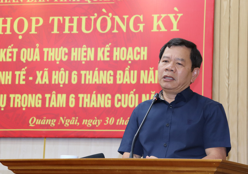 Chủ tịch Ủy ban nhân dân tỉnh Quảng Ngãi Đặng Văn Minh phát biểu kết luận phiên họp. 