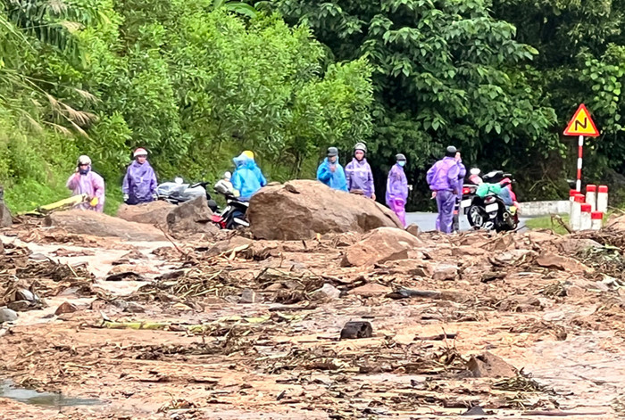 Sạt lở trên đèo Vi-ô-lắc thuộc Quốc lộ 24 đoạn qua huyện miền núi Ba Tơ (Quảng Ngãi), với hàng nghìn mét khối đất đá tràn xuống đường. 