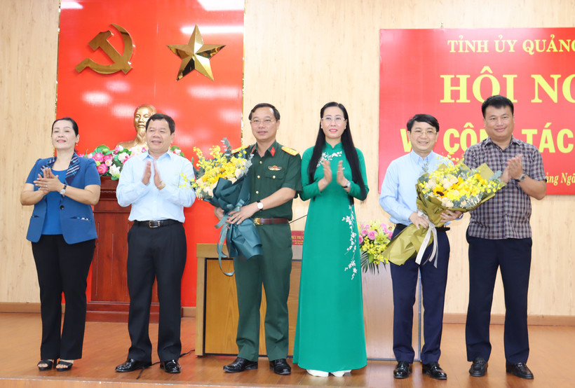 Thường trực Tỉnh ủy Quảng Ngãi tặng hoa chúc mừng đồng chí Hà Hoàng Việt Phương và đồng chí Trần Thế Phan. 