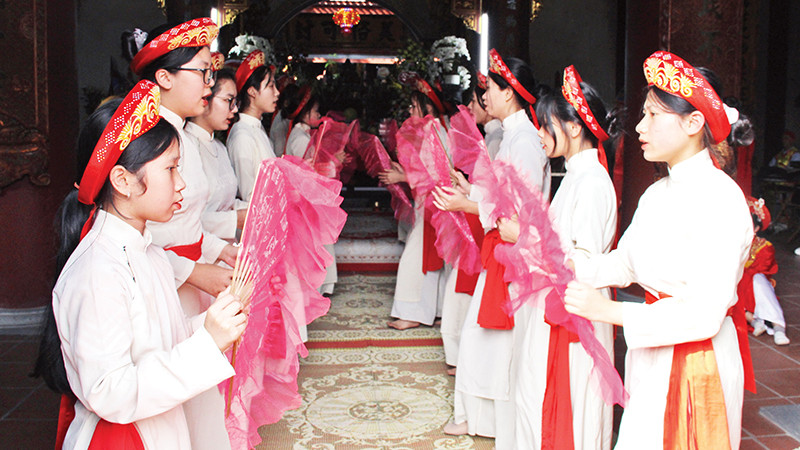 Tiết mục múa hát Dậm Quyển Sơn tại đền Trúc, xã Thi Sơn, huyện Kim Bảng.