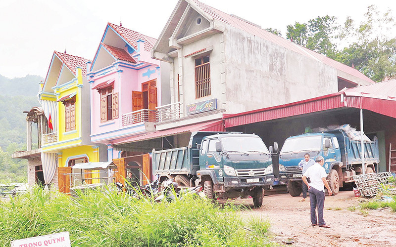 Nhiều hộ dân ở thôn bản Quầy, xã Bắc Xa, huyện Đình Lập (Lạng Sơn) xây được nhà kiên cố, nhờ phát triển kinh tế đồi rừng.