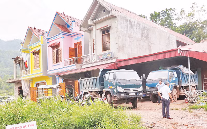 Nhiều hộ dân ở thôn bản Quầy, xã Bắc Xa, huyện Đình Lập (Lạng Sơn) xây được nhà kiên cố, nhờ phát triển kinh tế đồi rừng.