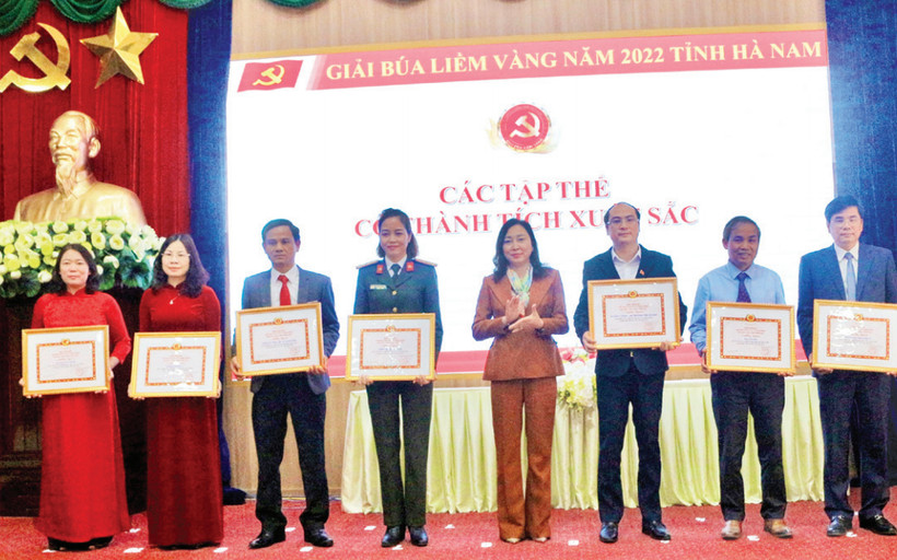 Ban Chỉ đạo khen thưởng bảy tập thể có thành tích trong triển khai, hưởng ứng Giải Búa liềm vàng lần thứ VII - năm 2022.