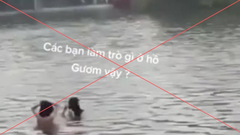 Hình ảnh hai cô gái "tắm tiên" ở hồ Gươm xuất hiện trên mạng xã hội chiều 16/5. (Ảnh internet)