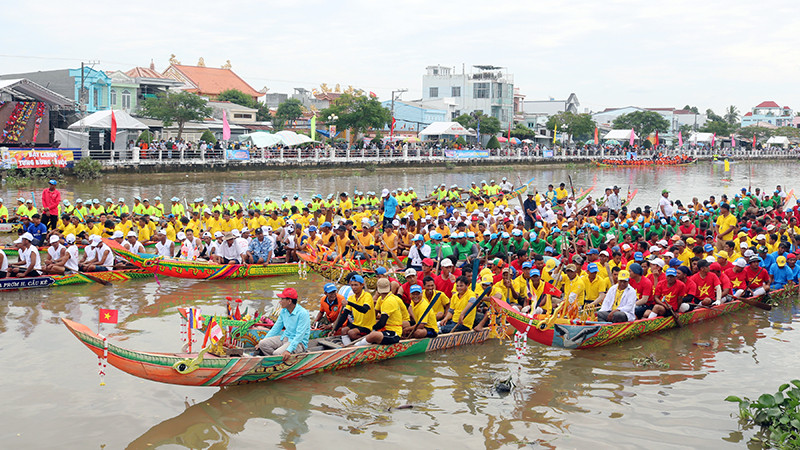 Các đội đua ghe Ngo thuộc hai tỉnh Trà Vinh, Vĩnh Long tập trung về sông Long Bình (thành phố Trà Vinh) chuẩn bị tranh tài.