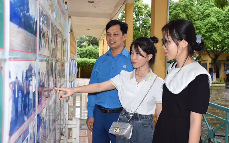 Thanh, thiếu niên tìm hiểu thông tin về tác hại của ma túy thế hệ mới tại bảng tin truyền thông trong Cơ sở cai nghiện ma túy Gia Minh, Hải Phòng. (Ảnh VĂN QUÂN)