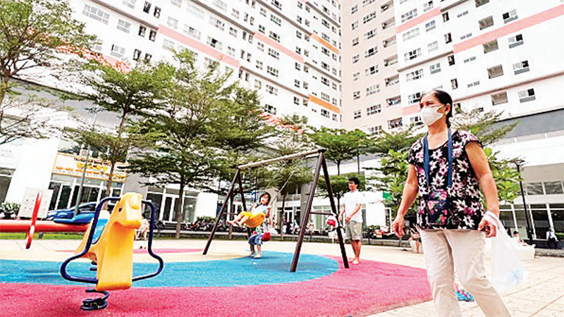 Người dân sinh hoạt tại công viên của khu chung cư trên địa bàn thành phố Thủ Đức.