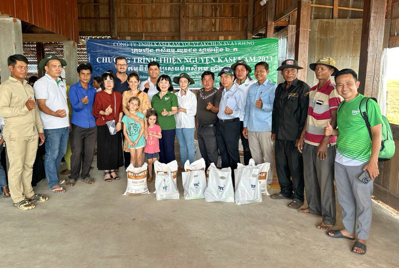 Bà Huỳnh Bích Ngọc - Chủ tịch Hội đồng Quản trị của Công ty cổ phần Thành Thành Công-Biên Hòa tặng quà cho các hộ dân tại Campuchia