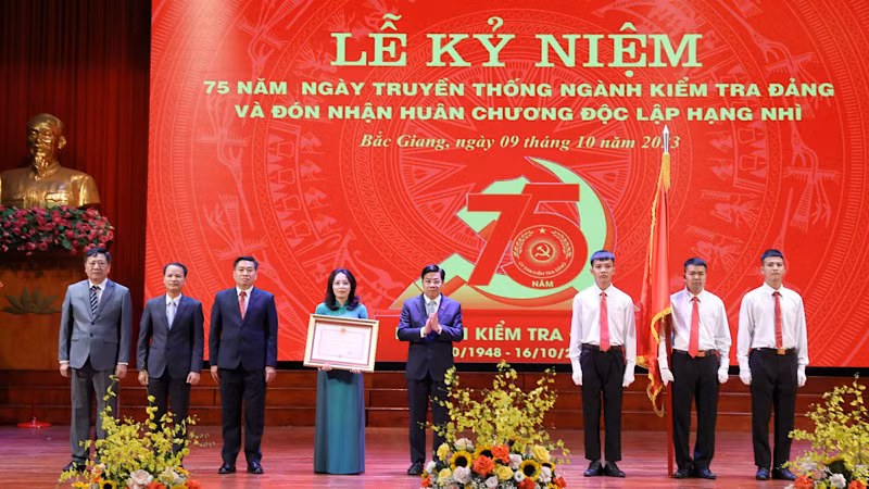 Ủy ban kiểm tra Tỉnh uỷ Bắc Giang đón nhận Huân chương Độc lập hạng Nhì.