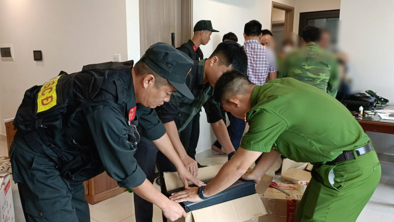Thành viên tổ công tác thu giữ vật chứng liên quan.