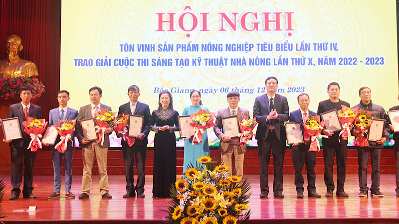 Ban tổ chức trao chứng nhận cho các tập thể có sản phẩm nông nghiệp tiêu biểu.