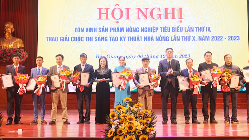 Ban tổ chức trao chứng nhận cho các tập thể có sản phẩm nông nghiệp tiêu biểu.