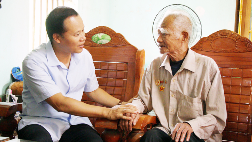 Đồng chí Mai Sơn, Phó Chủ tịch Thường trực UBND tỉnh Bắc Giang tặng quà cho người có công dịp Tết Quý Mão 2023.