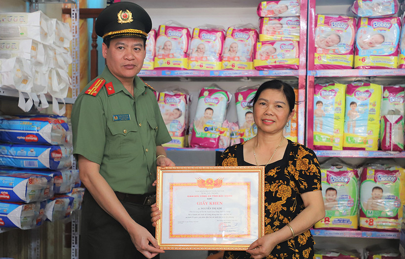 Đại diện công an tỉnh Bắc Giang khen thưởng bà Nguyễn Thị Kim.