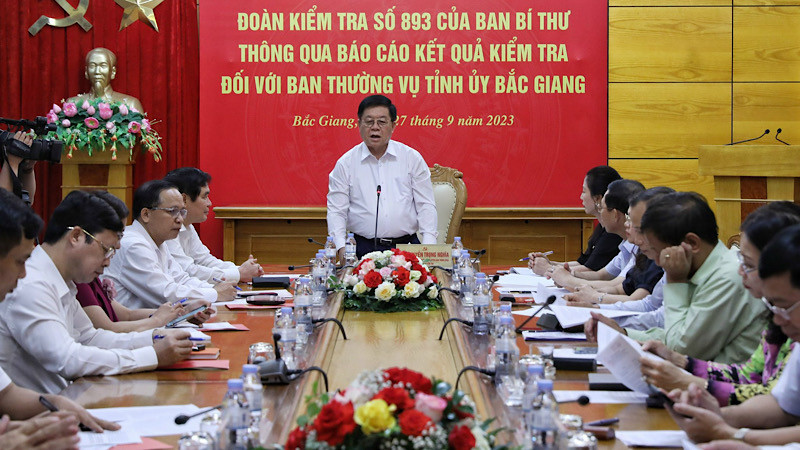 Đồng chí Nguyễn Trọng Nghĩa phát biểu tại buổi làm việc.