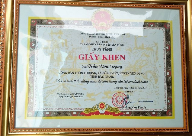 Truy tặng giấy khen cho anh Trần Văn Trọng.