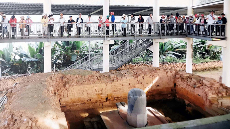 Các em học sinh tham quan Di tích quốc gia đặc biệt Cát Tiên.