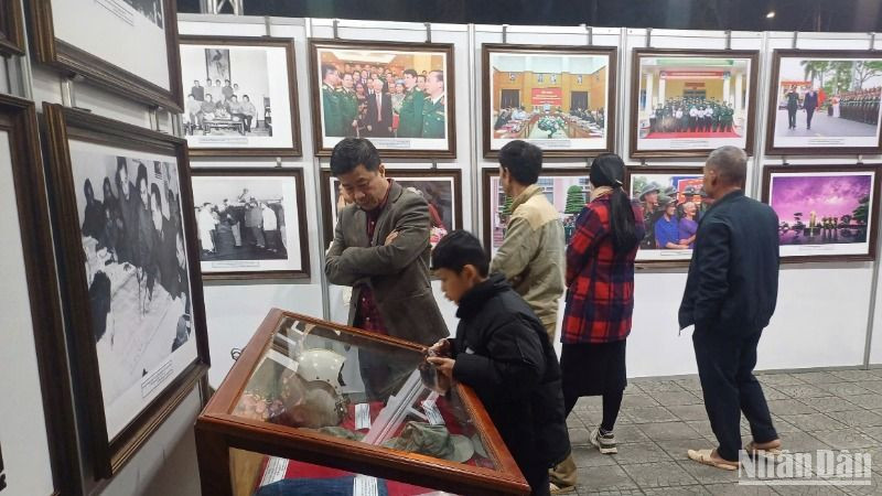 Nhiều hình ảnh và hiện vật quý về Quân đội nhân dân Việt Nam được trưng bày tại triển lãm.