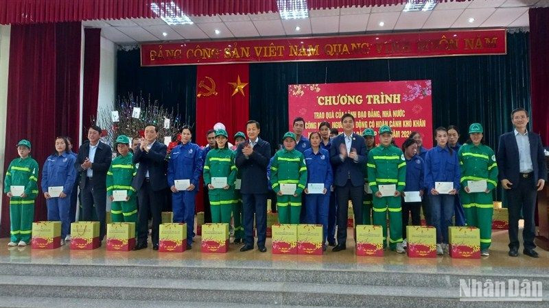 Phó Thủ tướng Lê Minh Khái và Đoàn công tác tặng quà công nhân lao động tỉnh Cao Bằng.
