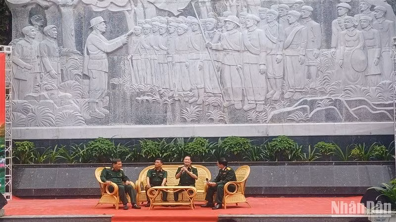 Các tướng lĩnh, Anh hùng Lực lượng vũ trang nhân dân, cựu chiến binh giao lưu tại chương trình.