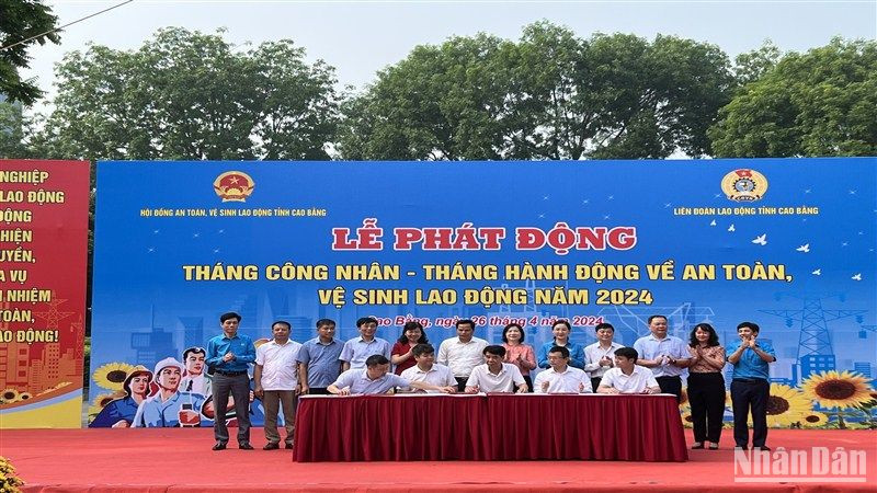 Các doanh nghiệp ký cam kết thực hiện tốt công tác an toàn, vệ sinh lao động.