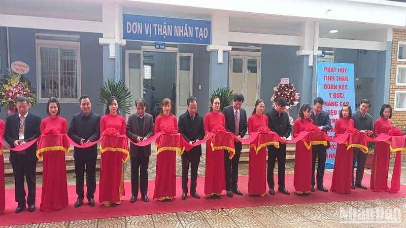 Các đại biểu cắt băng khai trương cơ sở chạy thận nhân tạo tại Trung tâm Y tế huyện Hòa An, tỉnh Cao Bằng.