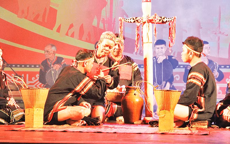 Thầy cúng thực hiện một nghi lễ trong Lễ kết nghĩa anh em.