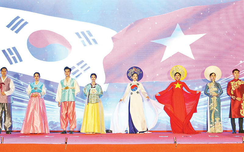 Trình diễn trang phục truyền thống Việt Nam, Hàn Quốc.