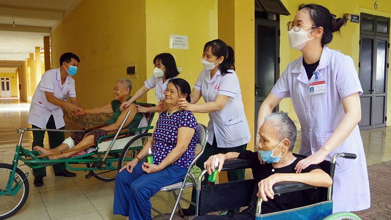 Các y, bác sĩ Bệnh viện Quân y 4 thuộc Cục Hậu cần Quân khu 4 xoa bóp, trị liệu cho các thương binh tại Trung tâm Điều dưỡng thương binh tỉnh Nghệ An.