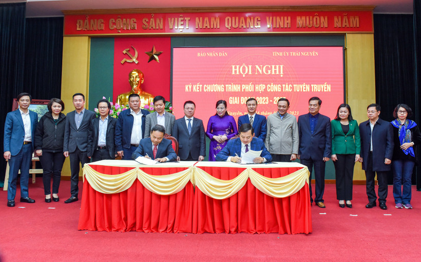 Lễ ký kết Chương trình hợp tác tuyên truyền giai đoạn 2023-2025 giữa Báo Nhân Dân và Tỉnh ủy Thái Nguyên. (Ảnh: THÀNH ĐẠT)