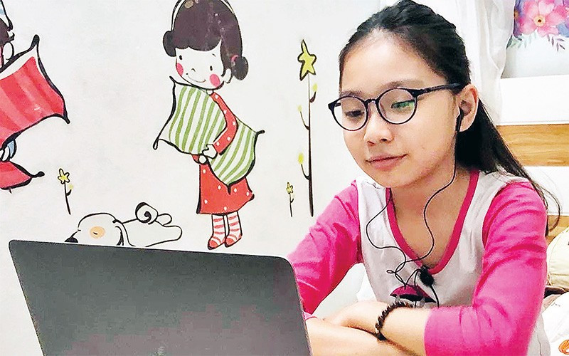 Trẻ học tập qua thiết bị điện tử. Ảnh: NGỌC MAI
