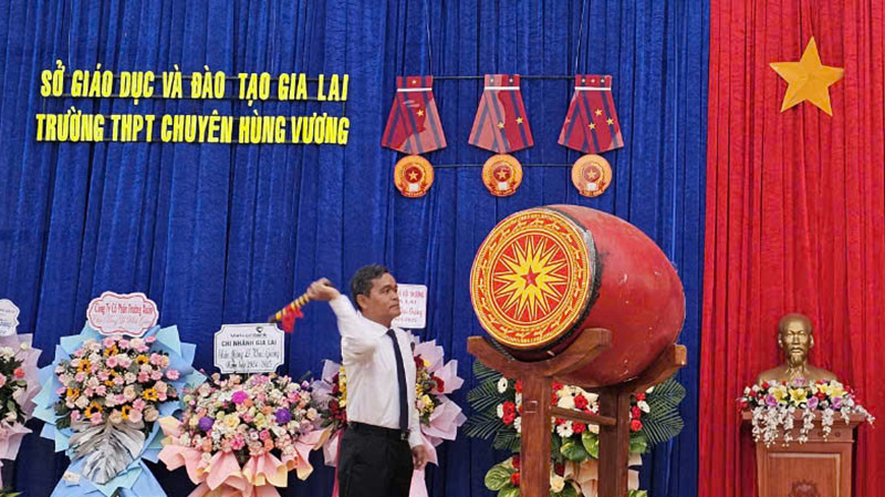 Ủy viên Trung ương Đảng, Bí thư Tỉnh ủy, Chủ tịch Hội đồng Nhân dân tỉnh Gia Lai đánh trống khai giảng năm học mới tại trường THPT chuyên Hùng Vương tỉnh Gia Lai