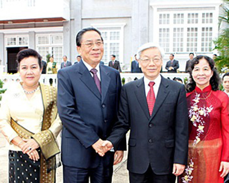 Tổng Bí thư, Chủ tịch nước Chum-ma-ly Xay-nha-xỏn và Phu nhân đón tiếp Tổng Bí thư, Chủ tịch Quốc hội Nguyễn Phú Trọng và Phu nhân thăm Lào tháng 6/2011. Ảnh: Trí Dũng